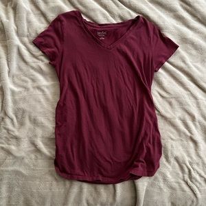 💗3 for 12💗 Ingrid & Isabel maroon maternity t-shirt. Size medium.